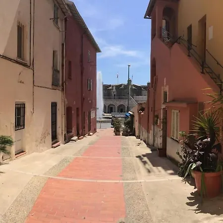 Between The Roofs Of Old Town And The Sea Apartment *